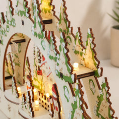 Salcar LED Schwibbogen aus Holz, 3D Weihnachtsdeko mit verschneiter Altstadt und Fachwerkhäusern, 13 warmweiße LEDs, batteriebetriebener Lichterbogen für Tisch, Fensterbank & Sideboard
