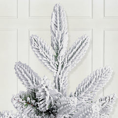 Salcar Künstlicher Weihnachtsbaum mit Schnee und LED Beleuchtung – Realistischer Tannenbaum mit Metallständer, 180 cm / 210 cm, warmweißes Licht