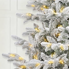 Salcar Künstlicher Weihnachtsbaum mit Schnee und LED Beleuchtung – Realistischer Tannenbaum mit Metallständer, 180 cm / 210 cm, warmweißes Licht