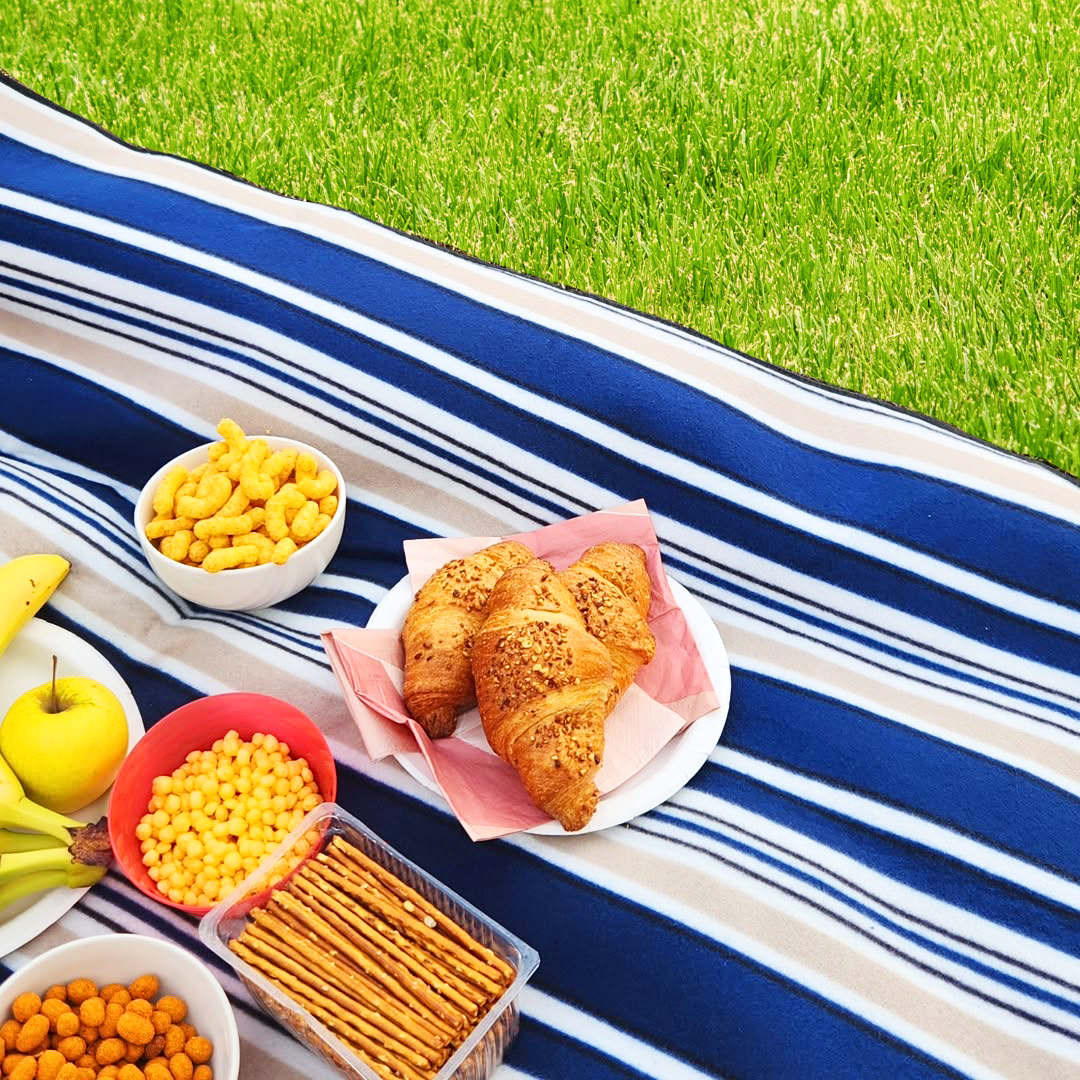 Sekey Wasserdichte Picknickdecke – Sandfeste, faltbare Strandmatte mit gepolstertem PEVA-Untergrund, tragbar für Outdoor, Camping, Strand & Wiese, Blau-Weiß-Beige Streifen Sekey