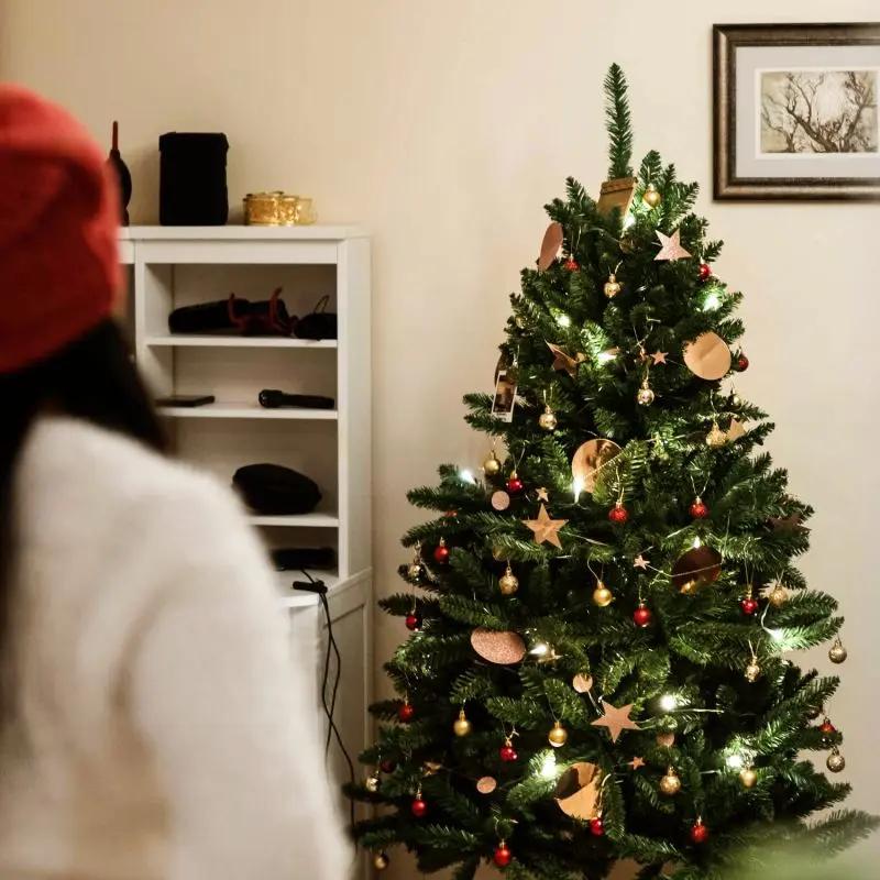Salcar 120 /150 /180 /210cm Künstlicher Weihnachtsbaum mit Holzständer, Nordmanntanne, mit 725 /980 /1290 /1525 PE-Zweigen und 203 /544 /722 /993 PVC-Zweigen Salcar