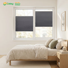 Dunkelgraues Sekey Klemmfix Plissee im Schlafzimmer, effektiver Lichtschutz für erholsamen Schlaf und zuverlässiger Sichtschutz.

