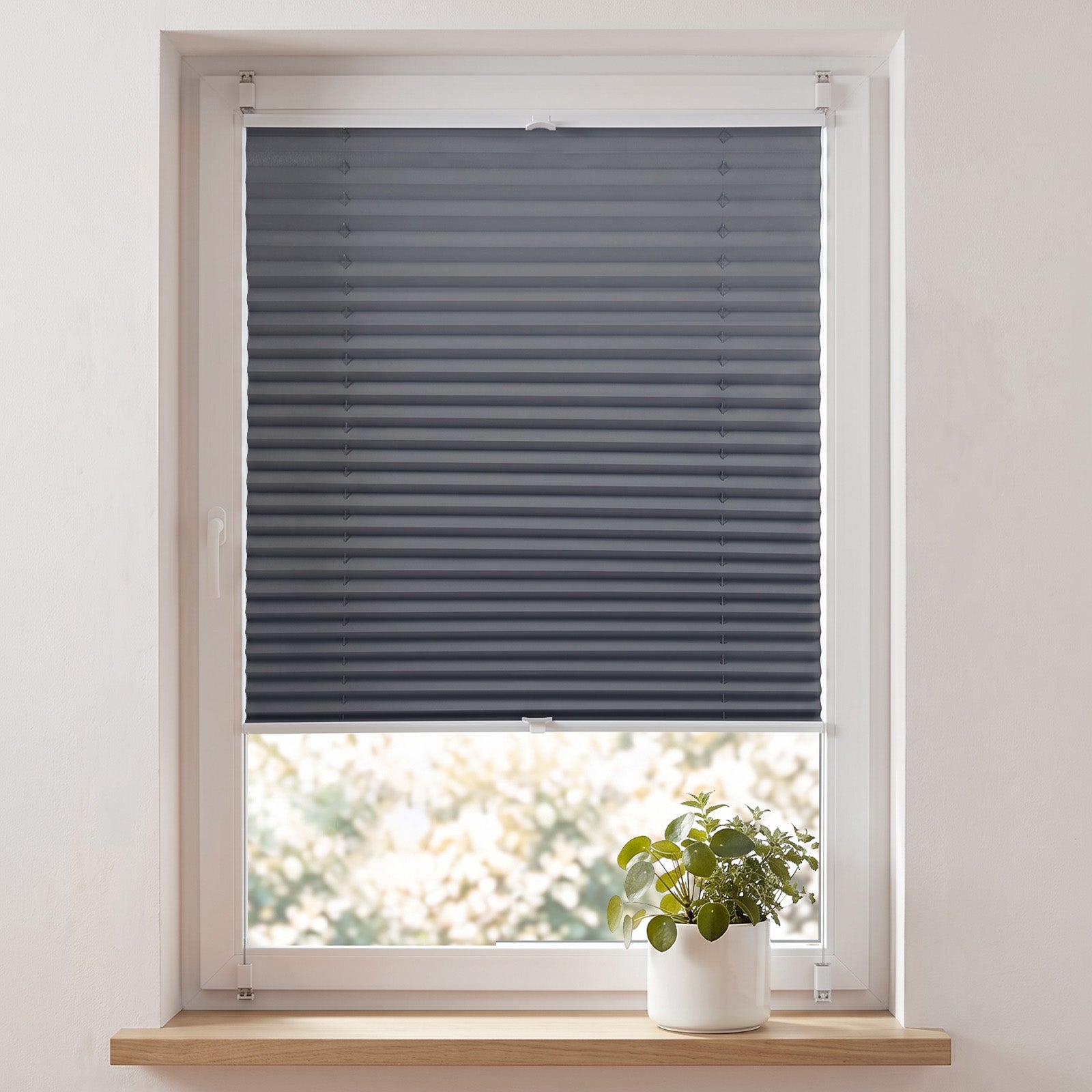 Komplettes Sekey Klemmfix Plissee dunkelgrau auf weißem Hintergrund, Klemmfix Fensterplissee ohne Bohren mit Licht- und Sichtschutz