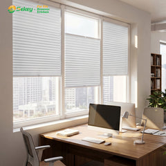 Vielseitig einsetzbares weißes Sekey Klemmfix Plissee ohne Bohren für das Büro, mit regulierbarem Lichteinfall und dezentem Sichtschutz für konzentriertes Arbeiten.
