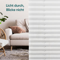Effektiver Lichtschutz des weißen Sekey Klemmfix Plissees, sanfte Lichtfilterung bei geschlossener Stellung, ideal zur individuellen Regulierung des Lichteinfalls am Fenster.