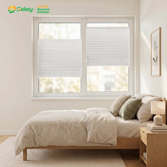 Vielseitig einsetzbares weißes Sekey Klemmfix Plissee ohne Bohren für das Schlafzimmer, mit regulierbarem Lichteinfall und dezentem Sichtschutz für erholsamen Schlaf.