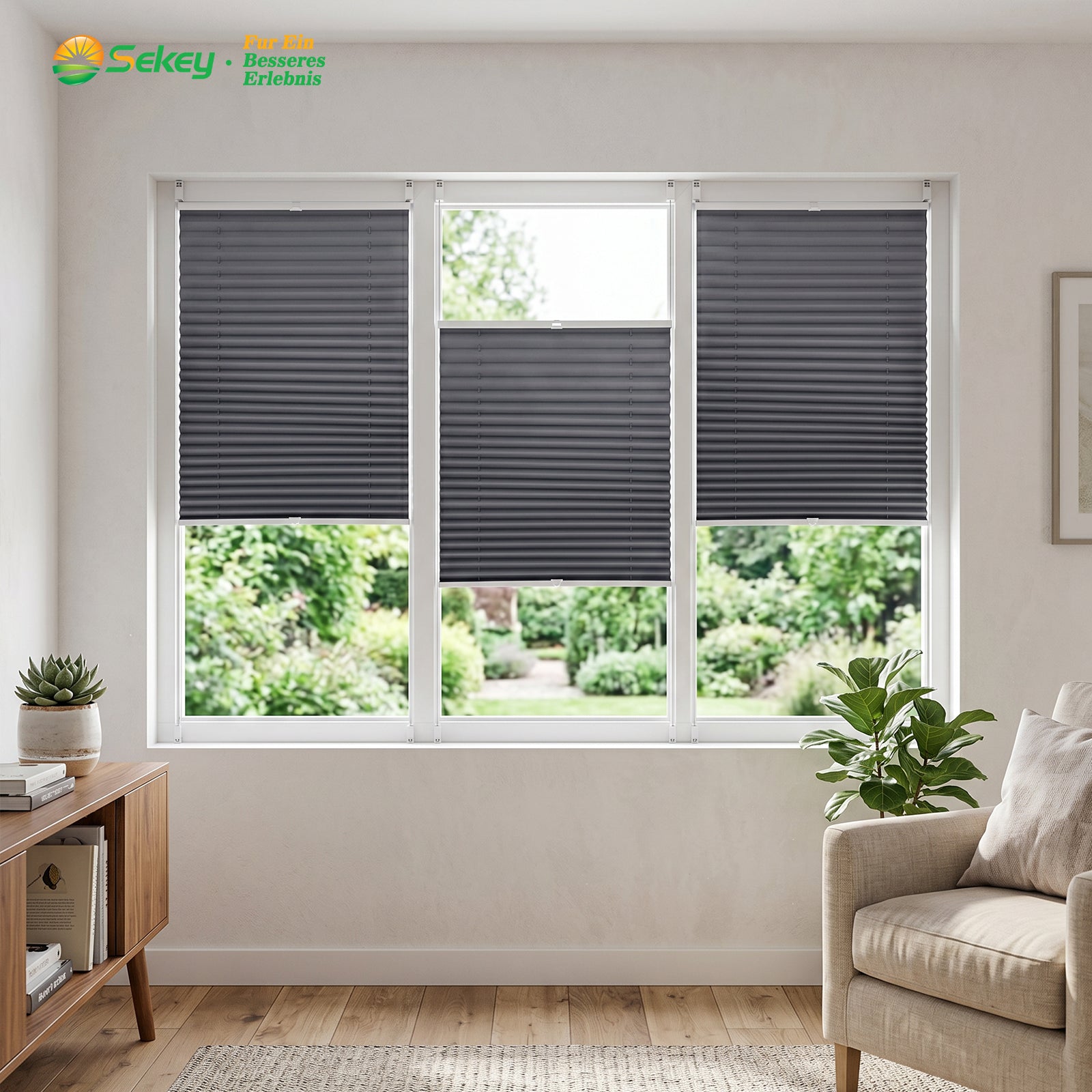 Stilvolles Sekey Plissee Dunkelgrau am Fenster im Wohnzimmer, kombinierter Sicht- und Lichtschutz für den Wohnbereich.